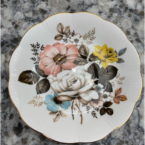 EUC ROYAL ALBERT BONE CHINA TEACUP AND SAUCER WITH ROSES AND OTHER FLORAL DECOR - Picture 9 of 12